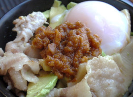 たけのこと豚のみそバター丼